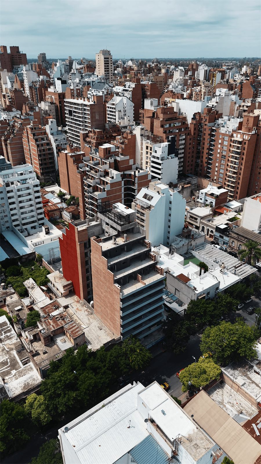 Toma aérea con drone del edificio Matisse en obra, entre los edificios de Nueva Córdoba
