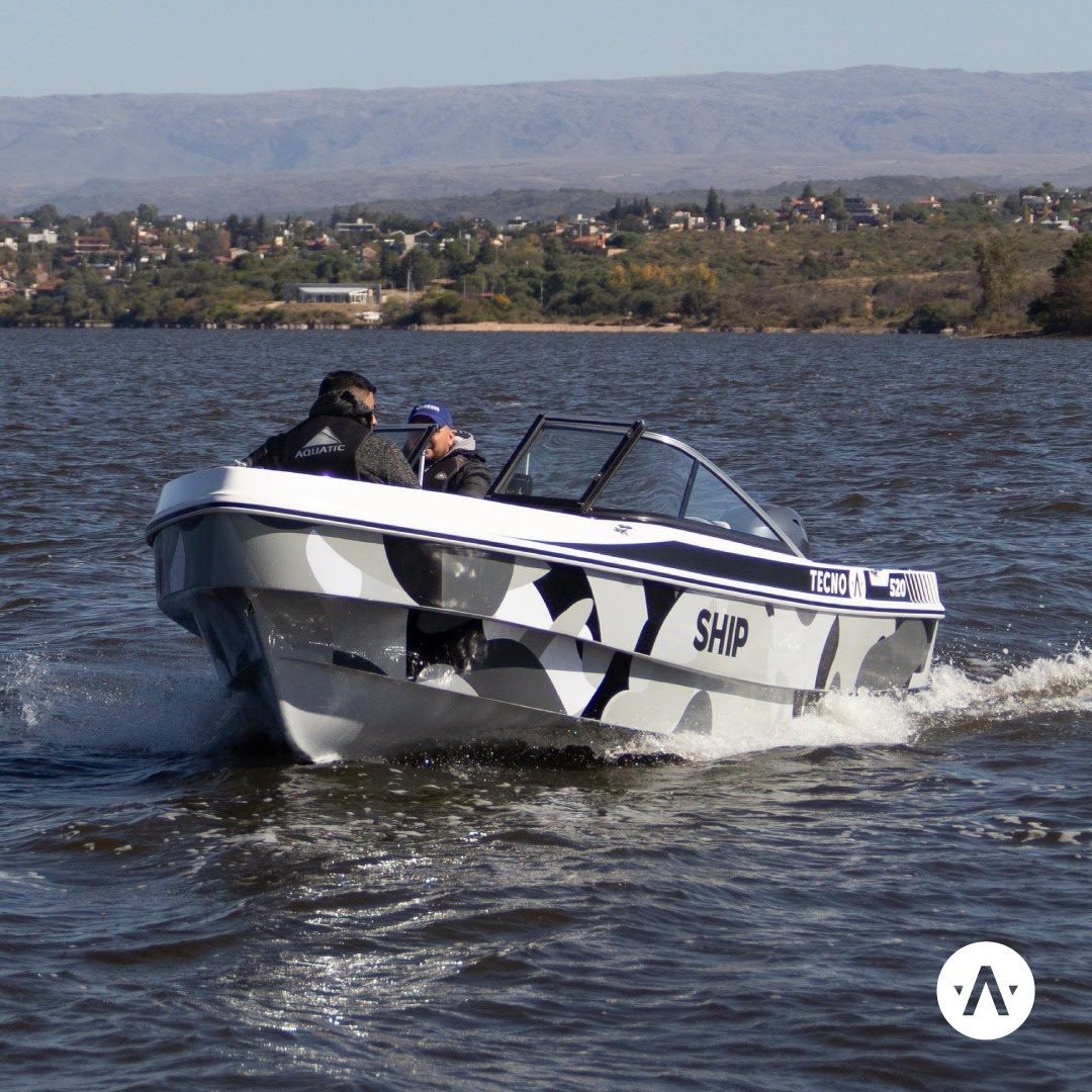Lancha Ship de Astillero Tecno navegando en un lago de las sierras
